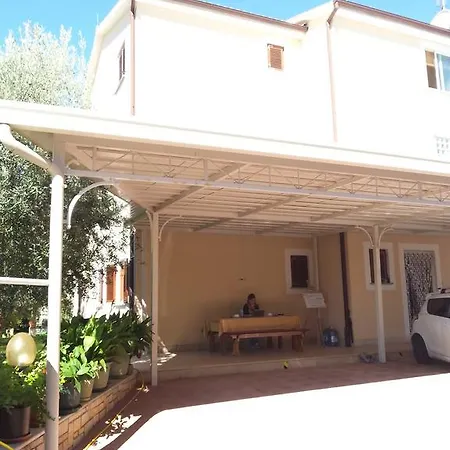 ゲストハウス Ulika & ポレッチ